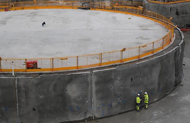 日立製作所が英国での原発新設計画凍結を発表したことで、同国の新規原発を手掛ける企業として残った仏電力公社EDFと中国広核集団は、資金調達方法を巡る英政府との交渉で立場が強まった。写真は2018年、英ヒンクリー・ポイント原子力発電所（2019年　ロイター/Toby Melville）