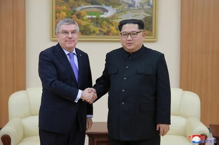　３月３１日、訪朝していた国際オリンピック委員会（ＩＯＣ）のトーマス・バッハ会長は、２０２０年に東京で行われる夏季大会と２２年の北京冬季大会に北朝鮮が参加すると発表した。平壌で握手する同会長（左）と金正恩朝鮮労働党委員長（右）。朝鮮中央通信提供（２０１８年　ロイター）