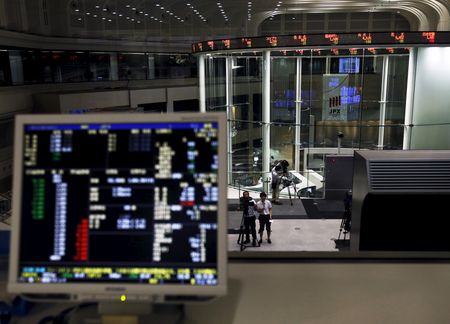 　２月１６日、日経平均は上げ幅を縮小し、前営業日比約４７０円高の３万８６００円台前半で推移している。写真は都内にある東京証券取引所で２０１５年７月撮影（２０２４年　ロイター／Yuya Shino）