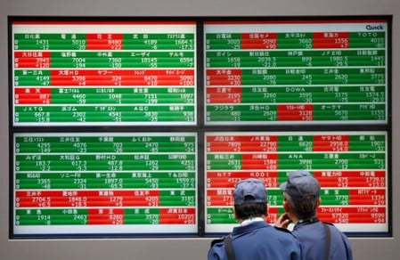 １１月１３日、前場の東京株式市場で、日経平均は前営業日５５円９１銭安の２万３２６３円９６銭となり、続落した。写真は東京都内の証券会社（２０１９年　ロイター/Issei Kato）