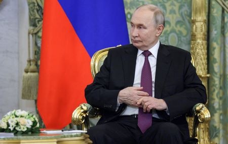 ロシアのプーチン大統領は１３日、ロシアはウクライナとの停戦に向けた米国の提案に同意するとしつつも、いかなる停戦も紛争の主要因を排除し、恒久的な平和につながる必要があるという認識を示した。同日撮影の提供写真。（２０２５年　ロイター/Sputnik/Gavriil Grigorov/Pool via REUTERS）