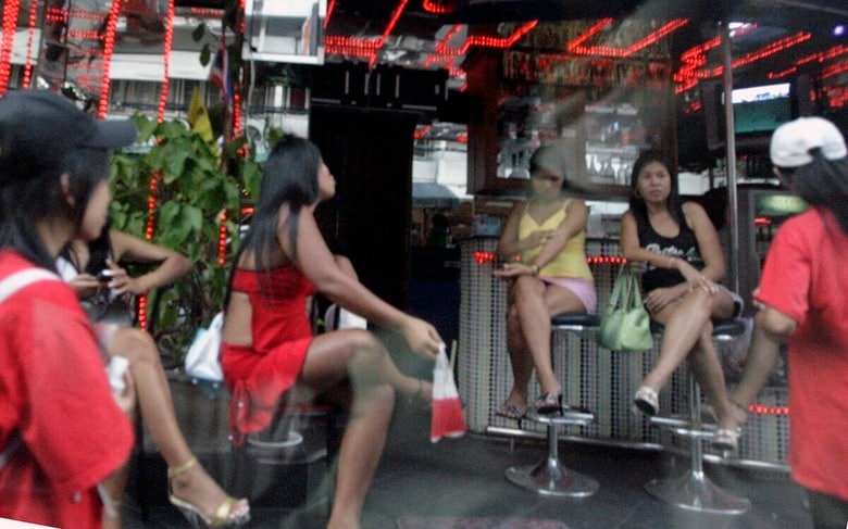 タイのビーチリゾート、パタヤのバー。性産業の一大拠点と言われてきた（写真は2006年）　REUTERS/Sukree Sukplang (THAILAND)
