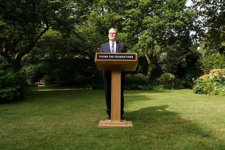 英国のスターマー首相は２７日、首相官邸で演説し、１０月３０日に示す政権発足後初の予算案が「痛みを伴う」内容になると述べ、富裕層に増税する可能性を示唆した。写真は８月２７日、ロンドンで撮影（２０２４年　代表撮影）