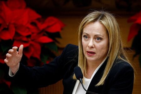 イタリアのメローニ首相は２９日、米半導体大手インテルに数十億ユーロ規模の投資を呼び掛けるため、経営陣との面談を要請する考えを明らかにした。写真は会見するメローニ首相。ローマで２９日撮影。（2022年 ロイター/Guglielmo Mangiapane）