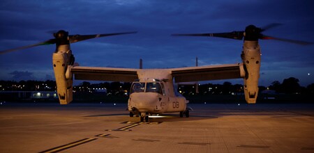 　８月８日、オーストラリアのペイン国防相は、豪海軍の調査船が同国北東部ショールウォーターベイ沖で、墜落した米海兵隊の新型輸送機オスプレイの機体が沈んでいるのを発見したと発表した。写真はシドニー国際空港に駐機するオスプレイ。６月撮影（２０１７年　ロイター／Jason Reed）