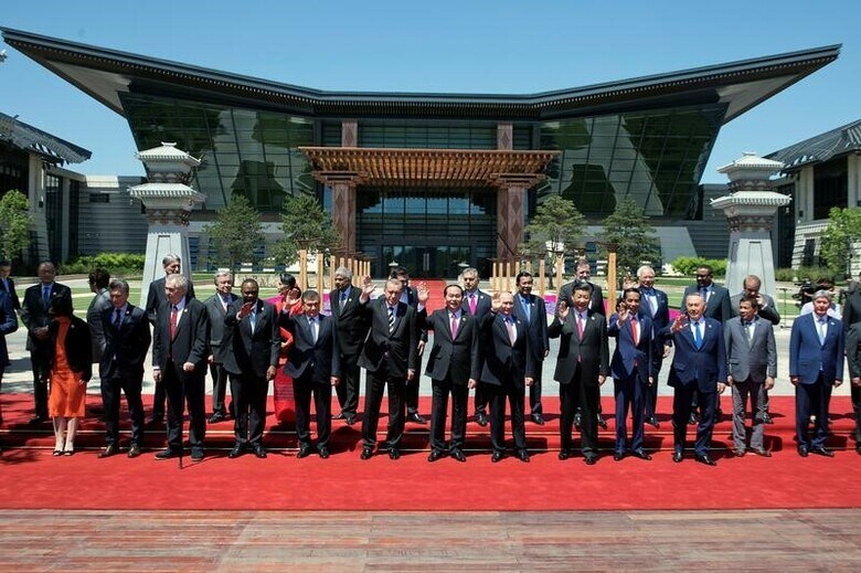 　５月１５日、中国の経済圏構想「一帯一路」は、中国の政策銀行による低利の融資が重要な財源となっている。しかし事業性が疑わしいプロジェクトに関与した政策銀行や商業銀行、借り手などにとってのリスクも膨らんでいる。写真は北京で１５日撮影（２０１７年　ロイター/Ng Han Guan）