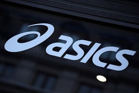 アシックスが１３日発表した２０２４年１―６月期連結決算は、営業利益が前年同期比７５．５％増の５８９億円で過去最高となった。写真はロンドンの店舗前で２０２０年１月撮影（２０２４年　ロイター／Toby Melville）