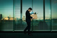 業績悪化による「賃金カット」「解雇」が認められるケースとは？