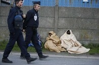 英仏政府、移民の子どもめぐり非難合戦　カレーのキャンプ撤去で