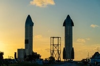 SF映画みたいだけど「大迷惑」...スペースXの宇宙船が空中で爆発する瞬間に飛行機で鉢合わせ、窓からの映像が話題に