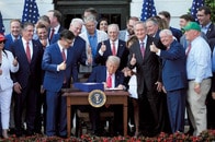 トランプ税制改革の「壊滅的影響」...富裕層への減税で医療保険と地方経済が危機に