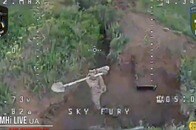 【動画】「自爆型ドローン」がロシア兵士に「突撃」する瞬間映像...シャベルで必死に応戦も、最後には爆発の餌食に