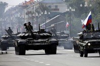 【動画】新型兵器？ ロシア軍、異形の「カメ型」戦車を最前線に配備 「ダース・ベイダーのヘルメットみたい」