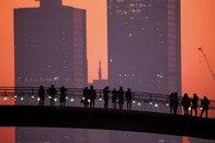 月額７万円の「韓国版・引きこもり対策」...壮大な社会実験が始まる