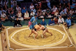 大相撲パリ公演は成功、それでも世界に広がらない理由...「女人禁制」は通用するのか