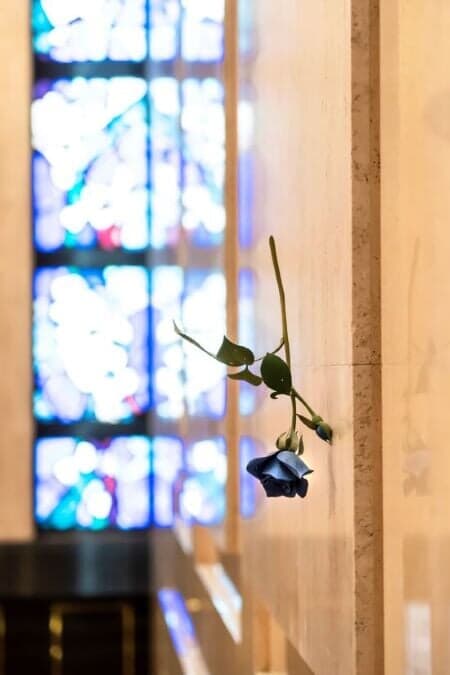 サントリーホール 小ホールに飾られた木製のブルーローズ