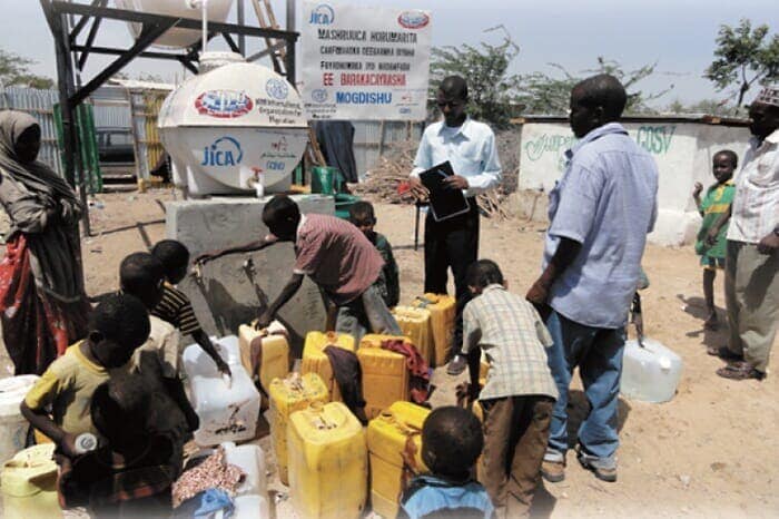 簡易浄水装置から水を汲む子どもたち