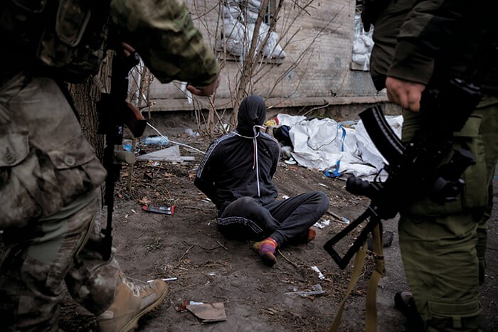 キーウ近郊イルピンでウクラ イナ軍特殊部隊に拘束された ロシアのスパイ。男はロシアの 民間軍事会社ワグネルのメン バーで偽のイスラエルのパス ポートを所持し、侵攻の数カ月 前からイルピンにいた（ジブ・ コーレン撮影、3月30日）