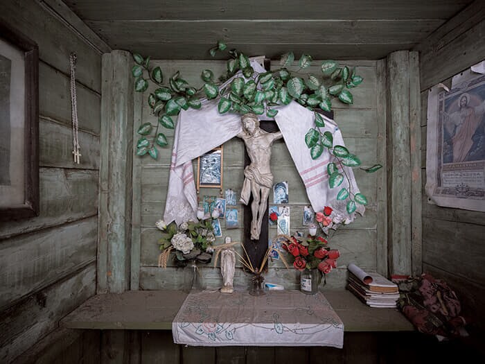 ベラルーシ、リトアニアとの国境に近いラトガレ地域の、質素な聖堂に掲げられた十字架