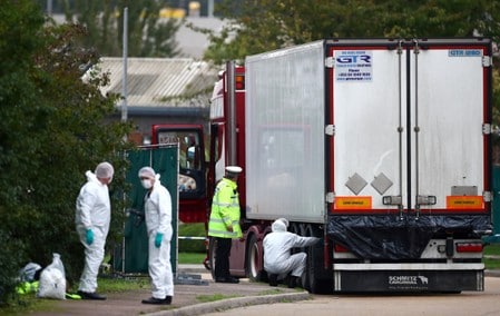 英警察当局は２４日、ロンドン郊外の工業団地で２３日にトラックトレーラーから見つかった３９人の遺体は中国籍とみられると発表した。２３日撮影（２０１９年　ロイター/HANNAH MCKAY）