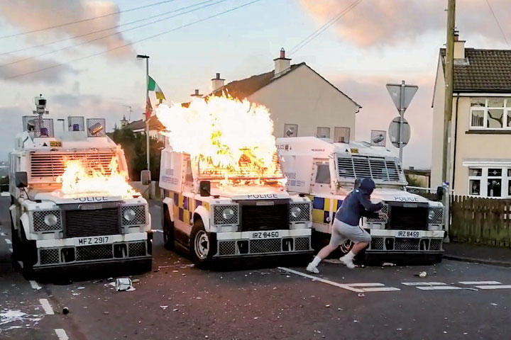 アイルランド国境をめぐる火種がくすぶり始めたのだろうか　DERRY FOOTAGE VIA REUTERS