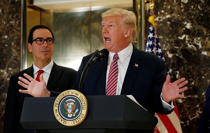 12日のシャーロッツビルの衝突事件以降、トランプ発言への批判は鳴りやまない　Kevin Lamarque-REUTERS