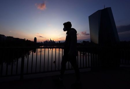 欧州中央銀行（ＥＣＢ）は１９日、ユーロ圏の大手行が、自行の内部モデルを使って潜在的な損失額を算定したことで、リスクアセット（ＲＷＡ）が２７５０億ユーロ（１２％）過少に報告されていたとの見方を示した。フランクフルトのＥＣＢ本部近くで１８日撮影。（２０２１年　ロイター/Kai Pfaffenbach）