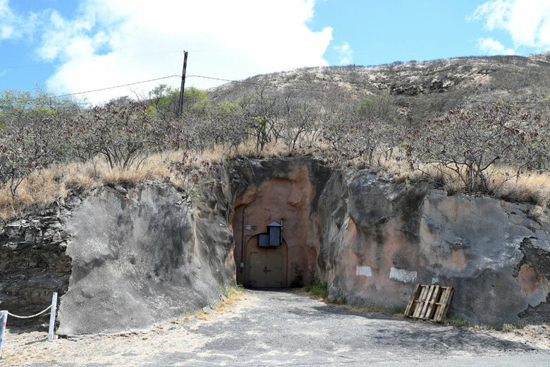 ７月６日、北朝鮮の国営メディアによれば、今週試射されたミサイルは高度２８０２キ　ロに達したという。一部の西側専門家の中には、このミサイルが８０００キロ以上の射程を持ち、ハワイとアラスカを射程内に収めるのではないかと解釈する見方が出ている。ホノルルにある第２次世界大戦時代の防空壕（２０１７年　ロイター/Hugh Gentry）