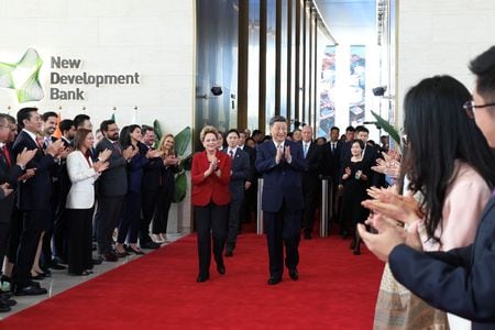 　中国の習近平国家主席は２９日、上海を訪問し、上海が世界的な影響力を持つ技術と革新の中核拠点になるための取り組みを加速させるよう呼びかけるとともに、新興国・途上国の「グローバルサウス」における中国の主導的役割を強調した。写真は新開発銀行を訪問した習主席。cnsphoto提供（２０２５年　ロイター）