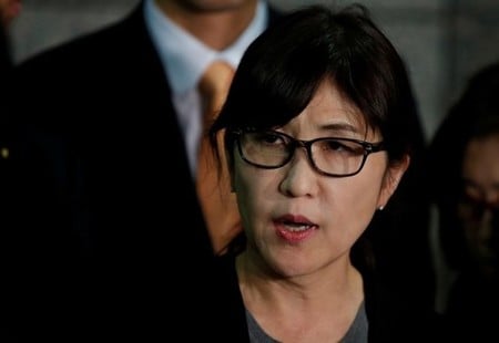 　５月１４日、稲田朋美防衛相（写真中央）は、同日早朝に北朝鮮が発射したミサイルについて、飛行距離・高度・時間を勘案すると新型の可能性があるとした。写真は防衛省で２月撮影（２０１７年　ロイター/Toru Hanai）