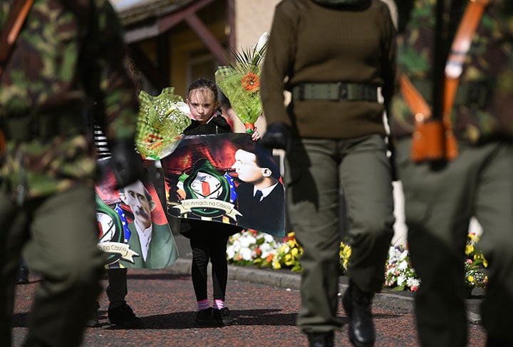 イースター蜂起から100年のパレードで「英雄」の写真を掲げる北アイルランドの少女　Clodagh Kilcoyne-REUTERS
