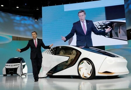 　１０月２５日、トヨタ自動車ディディエ・ルロワ副社長は、東京モーターショーでのスピーチで、ＥＶ（電気自動車）が近い将来のキーソリューションであることは間違いない、との認識を示した。写真は第４５回東京モーターショーで撮影（２０１７年　ロイター／Kim Kyung Hoon）