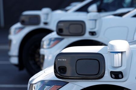 　６月２５日、米グーグルの親会社アルファベット傘下の自動運転車部門ウェイモは、自動運転の配車サービス「ウェイモ・ワン」がサンフランシスコで誰でも利用可能になったと発表した。写真はウェイモの車両に搭載されたセンサー。２０２１年１０月、米サンフランシスコで撮影（２０２４年　ロイター/Peter DaSilva）