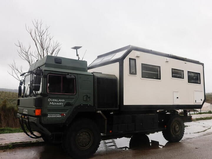 ウクライナに侵攻したロシア軍が、米実業家イーロン・マスク氏率いる米スペースＸの通信衛星サービス「スターリンク」の端末数千台を使用している。写真は、スペイン・ロンダの路上で、スターリンクの衛星インターネットシステムを積み込んだキャラバントラックの様子。２０２４年２月１２日に撮影。（２０２４年　ロイター／Jon Nazca）