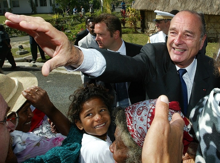 2003年、ニューカレドニアを訪れ、先住民の歓迎を受けるシラク仏大統領（当時）　Philippe Wojazer-REUTERS
