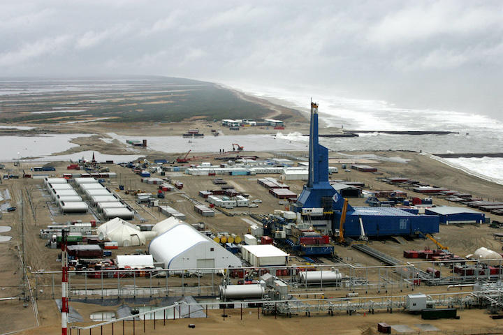 ウクライナ侵攻を受け、世界最大の石油会社エクソン・モービルは1日、ロシアの石油・天然ガス開発事業「サハリン1」（写真）からから撤退すると発表した　Sergei Karpukhin -REUTERS