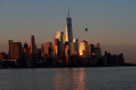 　米国の複数の大手銀行は１４日、懸念が強まっている分野としてオフィス不動産を挙げた。金利上昇と景気減速を背景に不動産価値が低下し、商業不動産（ＣＲＥ）ローンのデフォルト（債務不履行）が増えつつあるからだ。写真は2017年米ニュージャージー州から見たニューヨークのマンハッタンの様子（２０２３年　ロイター／Mike Segar）