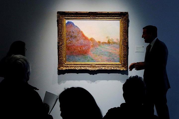 サザビーズでは先月、印象派を代表する画家クロード・モネの油絵「積みわら」が1億1070万ドルで落札され、印象派の作品として過去最高を更新。写真は5月、ニューヨークのサザビーズで披露されたモネの絵画（2019年　ロイター/Lucas Jackson）