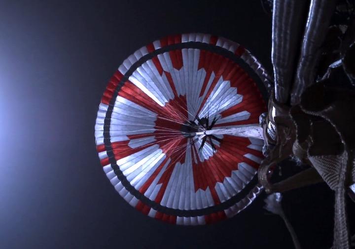 直径21.5メートルのオレンジと白のパラシュートの模様にメッセージが隠されていた...... NASA/JPL