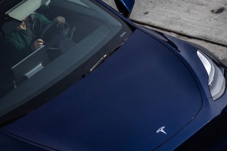 米電気自動車（ＥＶ）大手テスラは２２日、米国およびカナダで販売する新車への一部の運転支援機能の搭載を中止し、自動操舵などの技術を利用したい顧客には月額９９ドルのサブスクリプションで提供すると発表した。資料写真、２０２３年１２月撮影(２０２６年　ロイター/Carlos Barria)