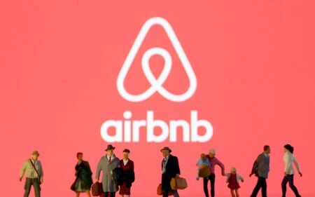 　米民泊仲介大手エアビーアンドビーは５日、新型コロナウイルス感染拡大の影響で世界的に旅行需要が激減していることを受け、全従業員数の２５％に当たる約１９００人の削減を実施する方針を明らかにした。３月撮影（２０２０年　ロイター/Dado Ruvic）