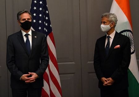 主要７カ国（Ｇ７）外相会合に出席するためロンドンに滞在しているインド代表団のうち２人が新型コロナウィルス検査で陽性反応を示したため、代表団全員に隔離措置がとられた。ブリンケン米国務長官と会談するインドのジャイシャンカル外相、３日の代表撮影。（２０２１年　ロイター）