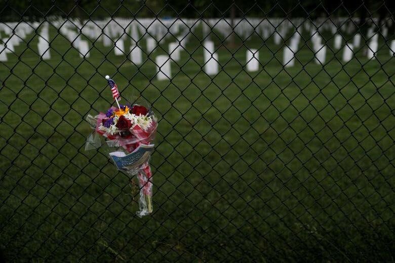 米国で27日、新型コロナウイルス感染症による死者が10万人を突破した。写真はアーリントン国立墓地で撮影(2020年　ロイター/Carlos Barria)