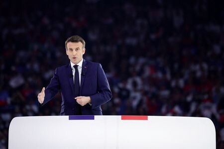 フランスのマクロン大統領は４日、ロシアに対する新たな制裁が必要だと表明、ウクライナの首都キーウ（キエフ）近郊のブチャでロシア軍が民間人を殺害した明確な証拠があるとの認識を示した。写真は２日撮影（２０２２年　ロイター／Sarah Meyssonnier）