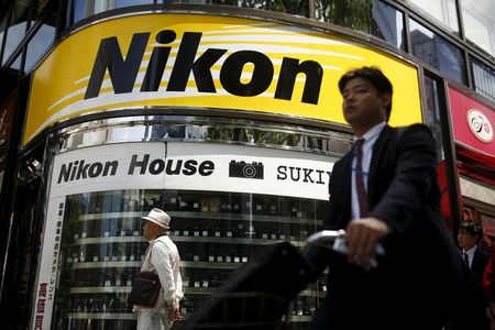 ニコンは２６日、２０２１年３月期の連結業績見通しについて、営業赤字幅が６５０億円から５７０億円に縮小したもようだと発表した。写真は、同社のロゴが入った販売店の店頭。２０１６年４月２２日に都内で撮影。（２０２１年　ロイター／Thomas Peter）