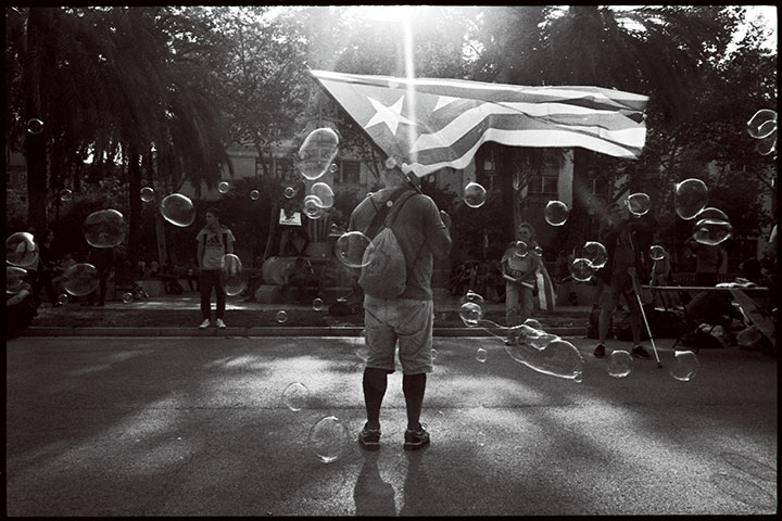 カタルーニャ自治州は独自の言語・文化を持つが、18世紀からスペイン統治下にある。カルラス・プッチダモン州首相が独立宣言をするとの観測が流れ、独立運動の旗を手に演説を待つ男性（17年10月10日）