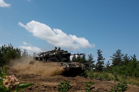　７月３日、ウクライナのマリャル国防次官は、東・南部戦線について、激しい戦闘の中、ウクライナ軍が少しずつ前進しており、過去１週間で３７．４平方キロメートルの領土を奪還したと述べた。写真はウクライナのキーウ地方で６月に撮影（２０２３年　ロイター／Valentyn Ogirenko）
