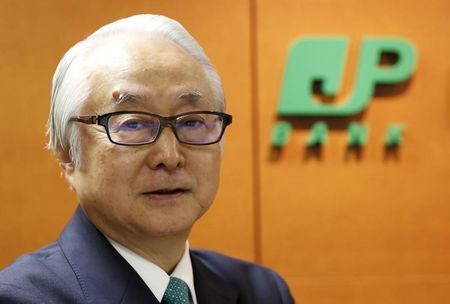 　３月１６日、日本郵政は、西室泰三社長（８０）の後任に、ゆうちょ銀行の長門正貢社長（６７）が４月１日付で就任すると発表した。写真は長門正貢社長。昨年１０月撮影（２０１６年　ロイター／Toru Hanai）