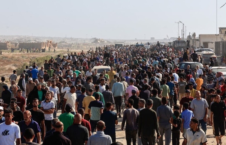 アメリカが支援イスラエル軍が運営する「ガザ人道財団」の初めての援助物資配給拠点に集まったガザの人々（5月27日、ガザ南部のラファ）　REUTERS/Hatem Khaled