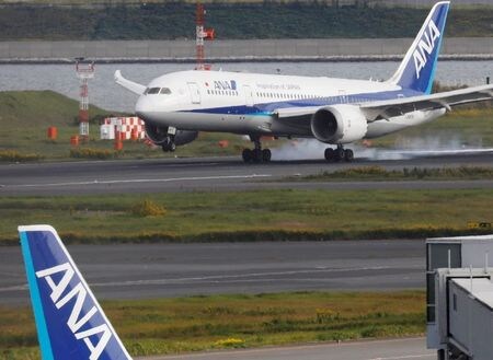 　ＡＮＡホールディングスは２７日、公募増資で最大約３３２１億円を調達することを決議した。写真は羽田空港、１０月撮影（２０２０年　ロイター／Kim Kyung-Hoon）